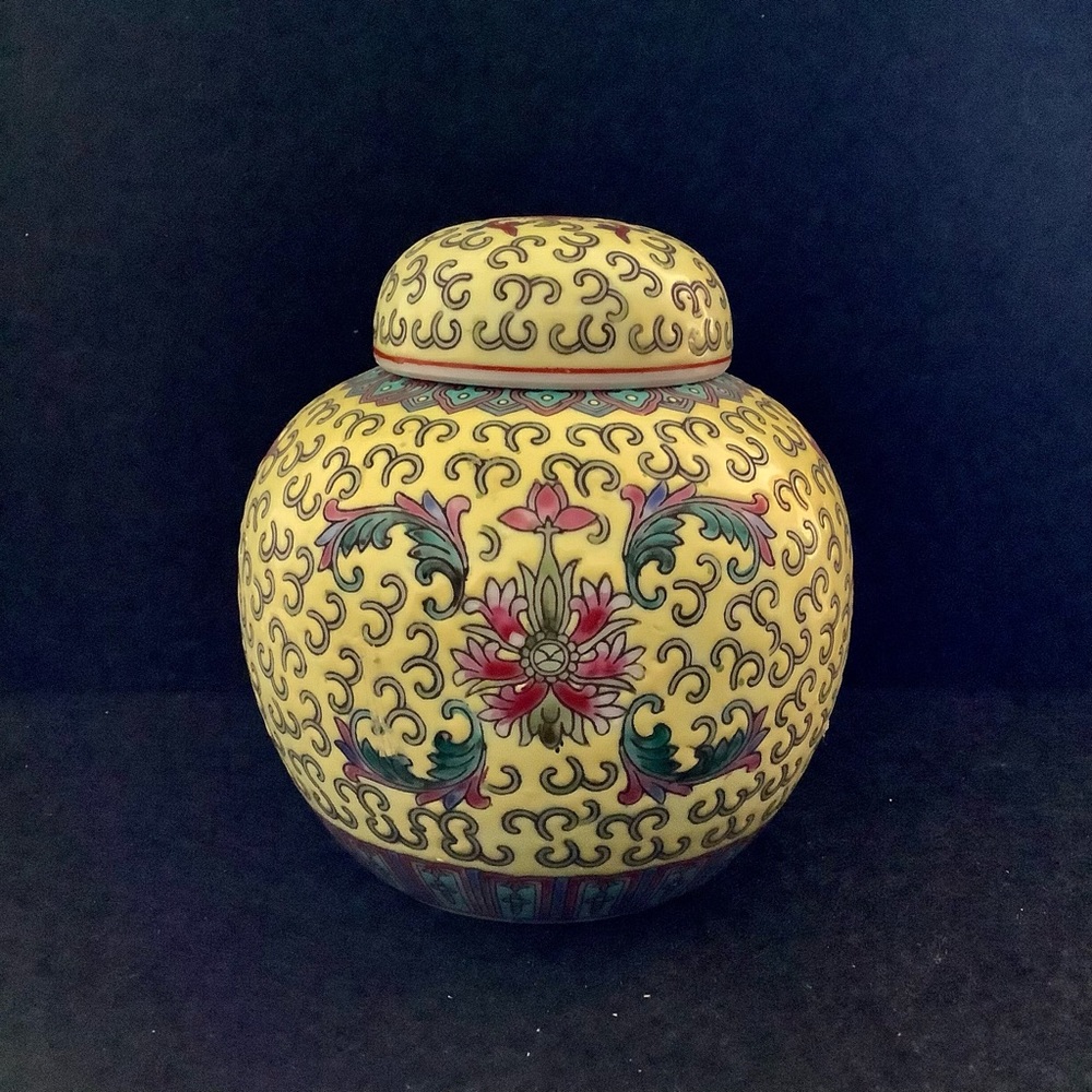 Vintage Chinese hand painted porcelain Ginger Jar.